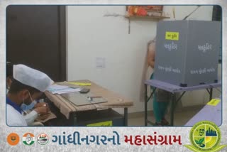 Ganghinagar Election 2021: સેક્ટર 19ના મતદાનમથકમાં રાજકીય પાર્ટીના કાર્યકર્તાઓ વ્હાઈટ ટોપી પહેરીને બેસતા કોંગ્રેસે કર્યો વિરોધ