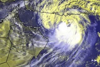 child killed in oman as cyclone shaheen approaches sultanate  oman  oman child death  cyclone shaheen  cyclone shaheen at oman  cyclone shaheen at sultanate  sultanate  shaheen  ഒമാനിൽ ആഞ്ഞടിച്ച് ഷഹീൻ ചുഴലിക്കാറ്റ്  ഷഹീൻ ചുഴലിക്കാറ്റ്  ഷഹീൻ  ചുഴലിക്കാറ്റ്  cyclone  ഒമാനിൽ ഷഹീൻ ചുഴലിക്കാറ്റ്  ഒമാനിൽ ചുഴലിക്കാറ്റ്  ഒമാനിൽ ഷഹീൻ  ഒമാനിൽ മരണം  ഒമാൻ മരണം  ഒമാനിൽ വള്ളപ്പൊക്കം  ഒമാനിൽ കുട്ടി മരിച്ചു  ദുബായ്  വിമാന സർവീസുകൾ റദ്ദാക്കി  dubai  സുൽത്താനേറ്റ്  OMAN CYCLONE  ഒമാൻ ചുഴലിക്കാറ്റ്