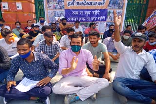 unemployed-protest-in-gandhi-park-demanding-increase-in-age-limit-in-police-recruitment