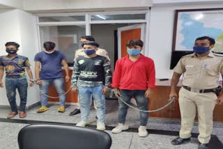 पुलिस की गिरफ्त में आरोपी