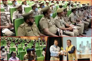 training-given-to-policemen-to-prevent-cyber-crime-in-noida