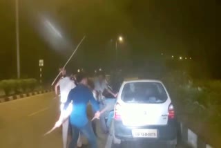 In kathgora of Korba miscreants beat up youths with sticks in front of police