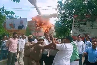 Advocates burnt effigies of officers in Modinagar tehsil of Ghaziabad