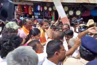 Farmers attack on minister r.ashok in mandya