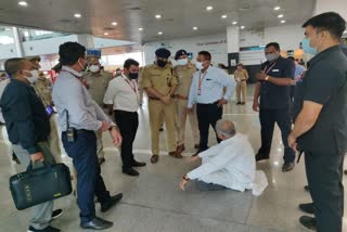 CM Bhupesh Baghel sitting on the floor at Amausi airport