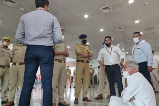 CM Baghel claims he is not being allowed to leave Lucknow airport  ഭൂപേഷ് ബാഗേൽ  പ്രിയങ്ക ഗാന്ധി  ഛത്തീസ്‌ഗഡ് മുഖ്യമന്ത്രി  Chhattisgarh Chief Minister  Bhupesh Baghel  Lucknow airport  Samyukta Kisan Morcha  ലഖിംപൂർ ഖേരി  Lakhimpur Kheri