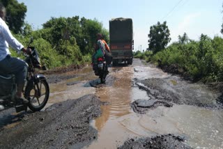 क्लेशदायक! खड्ड्यांमुळे महिलेची वाहनातच प्रसुती, अर्भक दगावले!