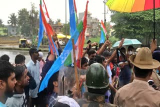 NSUI workers display black flag to Minister Ashwath narayan
