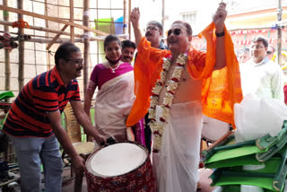 madan mitra offer prayer to goddess durga at belghoria