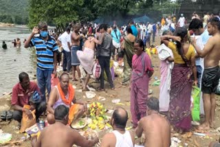 ஒகேனக்கல்லில் மகாளய அமாவாசையை முன்னிட்டு தர்ப்பணம் செய்ய குவிந்த பக்தர்கள்!