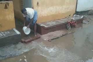 வீடுகளுக்குள் புகுந்த தண்ணீரால் பொதுமக்கள் அவதி