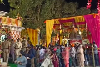 नवरात्र के पहले दिन मंदिर में उमड़ी भीड़