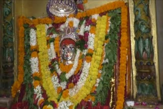 शरदीय नवरात्र में देवी मंदिर में लगी भीड़