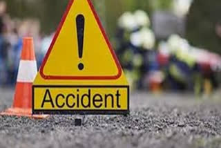 bus overturns in Indore  Madhya Pradesh  Indore  മധ്യപ്രദേശില്‍ ബസ് അപകടം  മധ്യപ്രദേശില്‍ ബസ് അപകടം വാര്‍ത്ത  ബസ് അപകടത്തില്‍ രണ്ട് മരണം വാര്‍ത്ത  ഇന്‍ഡോര്‍ വാര്‍ത്ത  മുംബൈ-ആഗ്ര ദേശീയ പാത  മുംബൈ-ആഗ്ര ദേശീയ പാതയില്‍ അപകടം  മന്‍പൂര്‍  മന്‍പൂര്‍ വാര്‍ത്ത  വാഹനാപകടം വാര്‍ത്ത  മധ്യപ്രദേശില്‍ ബസ് അപകടത്തില്‍ രണ്ട് മരണം