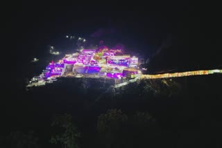 Jammu-Kashmirના કટારામાં આવેલા વૈષ્ણોદેવી મંદિરને નવરાત્રિની પૂર્વ સંધ્યાએ રંગબેરંગી લાઈટથી શણગારાયું