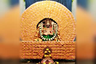 chamudeshwari-decorated-from-chakli-for-navaratri-fest