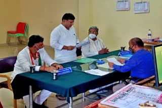 congress-candidate-srinivasa-mane-filed-nomination