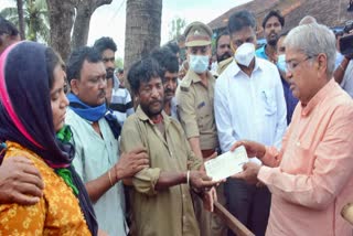 Minister Govind Karjol distribute 5 lakh check to dead people family