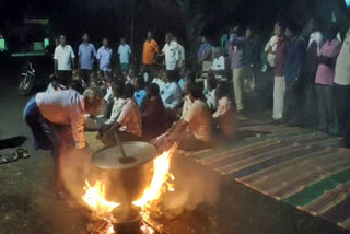 protest  sugar mill employees protest  sugar mill employees  sugar mill  sugar mill employees protest in mayiladuthurai  mayiladuthurai news  mayiladuthurai latest news  கஞ்சி தொட்டி திறந்து வைத்து போராட்டம்  சர்கரை ஆலை  சர்கரை ஆலையை திறக்கக்கோரி போராட்டம்  மயிலாடுதுறையில் சர்கரை ஆலையை திறக்கக்கோரி போராட்டம்