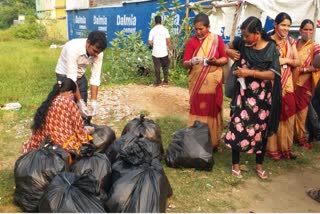 ପ୍ଲାଷ୍ଟିକ ମୁକ୍ତ ପାଇଁ ଅଧ୍ୟାପକଙ୍କ ପ୍ରୟାସ; ବସ୍ତି ବୁଲି ଲୋକଙ୍କୁ କରୁଛନ୍ତି ସଚେତନ