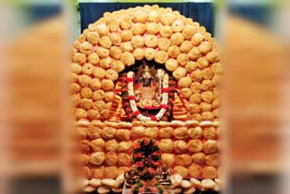 chamundeshwari-idol-decorated-from-chiroti-for-second-day-of-navaratri-fest