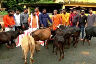 pejawara vishwa prasanna swamiji and his group trying to save gomala land