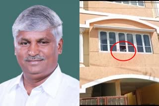 stone pelting in pandavapura, mla puttaraju house and car damaged