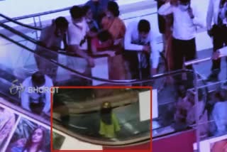 stuck-in-escalator  girl-child  girl-child-rescued-  എസ്കലേറ്ററില്‍ വസത്രം കുടുങ്ങി  എസ്കലേറ്റര്‍  വിശാഖപട്ടണം  പെണ്‍കുട്ടി അപകടത്തില്‍പെട്ടു