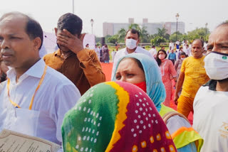 मंत्री के कार्यक्रम में पहुंचे लाेग.