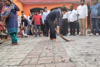 Priyanka Gandhi picks up broom in UP's Lucknow