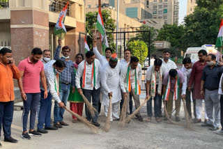 congress workers showed solidarity with Priyanka by sweeping in noida