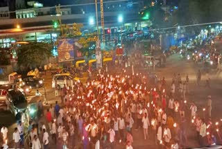 congress-activists-conduct-light-protest-in-ramanagara