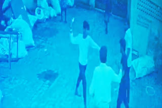 wine shop  cctv footage of rowdies attack  cctv footage  rowdies attack on youth in wine shop  cctv footage of rowdies attack on youth in wine shop  chennai news '  chennai latest news  சென்னை செய்திகள்  சிசிடிவி காட்சிகள்  சிசிடிவி  ரவுடிகள் தகராறு  இளைஞரை தாக்கிய ரவுடிகள்