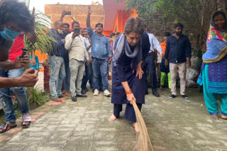 Priyanka Gandhi Sweeps Valmiki Basti in lucknow