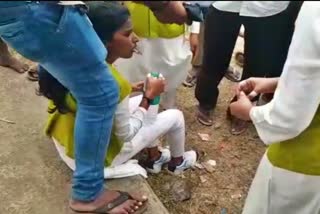 Young girl fell down in Srirangapatna dasara festival