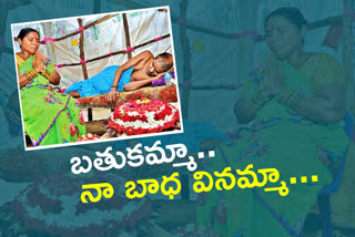 Women prays to Bathukamma