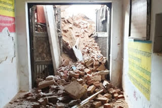 FIVE DEAD AND TWO INJURED AFTER WALL COLLAPSES IN JOGULAMBA GADWAL DISTRICT  തെലങ്കാനയിൽ വീടിന്‍റെ ഭിത്തി ഇടിഞ്ഞുവീണ് അഞ്ച് മരണം  WALL COLLAPSES IN JOGULAMBA GADWAL DISTRICT  WALL COLLAPSED  വീടിന്‍റെ ഭിത്തി ഇടിഞ്ഞുവീണ് അഞ്ച് മരണം  വീടിന്‍റെ ഭിത്തി ഇടിഞ്ഞുവീണ് മരണം  വീടിന്‍റെ ഭിത്തി ഇടിഞ്ഞുവീണു  മതിൽ ഇടിഞ്ഞു വീണ് മരണം  ജോഗുലംബ ഗദ്വാൾ  തെലങ്കാന  JOGULAMBA GADWAL