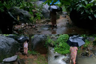 Kilikallu locals in fear of rain  അപകട ഭീതിയിൽ കിളിക്കല്ല് പ്രദേശവാസികൾ  കിളിക്കല്ല്  മുത്തപ്പൻ പുഴ  Kilikallu  rain