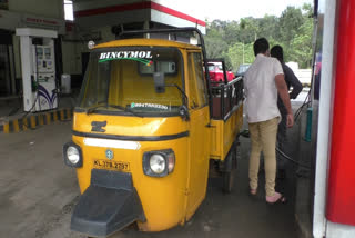 idukki auto taxi workers in crisis due to diesel price hike  idukki auto taxi workers in crisis due to fuel price hike  diesel price hike  idukki diesel price hike  auto taxi workers in crisis  auto taxi workers in crisis due to diesel price hike  ഇടുക്കിയിലെ ടാക്‌സി തൊഴിലാളികള്‍  ഡീസല്‍ വിലവര്‍ധനവ്  ഓട്ടോ ടാക്‌സി തൊഴിലാളികള്‍  ഇന്ധനവില വർധനവ്  കൊവിഡ് പ്രതിസസന്ധി  ഇടുക്കി