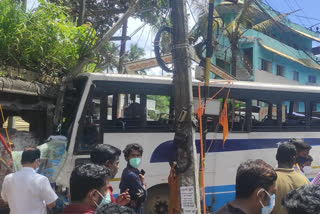 KSRTC bus  Balaramapuram  KSRTC bus crashes  KSRTC bus Accident  ബാലരാമപുരം  ബാലരാമപുരത്ത് അപകടം  കെഎസ്ആര്‍ടിസി ബസ് അപകടം  കെഎസ്ആര്‍ടിസി