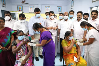 karur news  karur latest news  vaccination camp  karur vaccination camp  health minister ma subramanian  ma subramanian  ma subramanian inspect vaccination camp  health minister ma subramanian inspect vaccination camp in karur  மா சுப்பிரமணியன்  தடுப்பூசி  தடுப்பூசி முகாம்  தடுப்பூசி முகாமை பார்வையிட்ட மா சுப்பிரமணியன்  கரோனா தடுப்பூசி