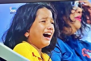 Delhi Capitals  Chennai Super kings  IPL 2021  MS Dhoni gifts  girl crying video viral  video viral News  आईपीएल 2021  एमएस धोनी  Sports News in Hindi  खेल समाचार
