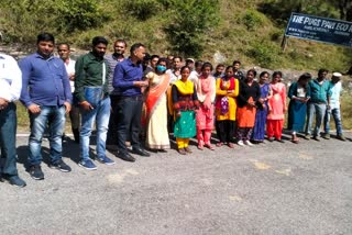 gram-paradhan-protest-against-mnrega-social-audit-team-in-someshwar