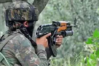 जम्मू कश्मीर के शोपियां में सेना और आतंकियों के बीच मुठभेड़ शुरू