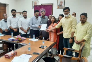 Memorandum handed over to Vice Chancellor regarding irregularities in cut-off list at Delhi University