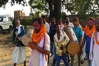 mukhiya-who-won-in-bihar-celebrates-happiness-in-jharkhand