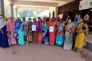 women of self help group reached collector demanding payment of dry ration distribution