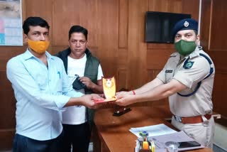 DSP honored the youth in Rampur for returning the purse