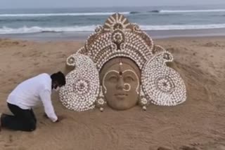 रेत व सीपियों से बनाई मां दुर्गा की सुंदर छवि