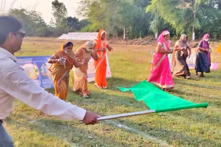 Mother-in-law ran with lotus in her hand